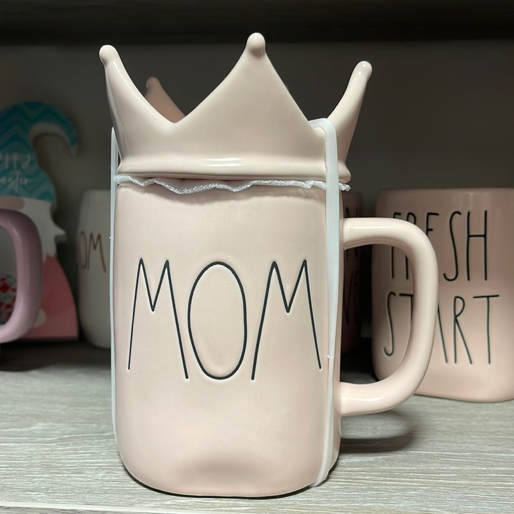 RAE DUNN “MOM” QUEEN TOPPER PINK  MUG
